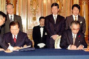 Kim, Obuchi sign joint declaration